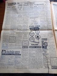 Cumhuriyet Gazetesi - 1 Kasım 1957 - Büyük Millet Meclisi Bugün Açılıyor -  Kastamonu'da Müessif Hadiseler Cereyan Etti - İki CHP'li Vatandaş Tabanca Kurşunu İle Yaralandı - Demokrat Parti Grubu Dün Adaylarını Seçti - Cumhurbaşkanlığına Celal Bayar Meclis Reisliğine De Refik Koraltan Manşet Gösterildi - Devlet Bakanı Emin Kalafatın Dünkü Basın Konferansı Fotoğraf - İsmet İnönü Radyoyu İtham Etti - Osman Bölükbaşının Tahliye Talebi Dün Reddedildi - Ankara Belediye Başkanı Orhan Eren'e İşten El Çektirildi - Kıbrıs'ta Tedhişçiler Bir Rumu Yaraladı - Yorulan Mankenler Fotoğrafı - 20 Liraya Bir Yahudi Nakleden M. Kenan Kan Yazı Dizisi - Suriye Birleşmiş Milletlerde Yeni Güçlükler Çıkarıyor - NATO Toplantısı Yazan Ömer Sami Coşar - İşin Temeli Sakat Yazan Burhan Felek - Film Yıldızı Gülderen Ece Puro Tuvalet Sabunu Kullanıyor - İngiliz Hükümeti Hidrojen Bombasıyla Harbin Ne Demek Olduğunu Açıkladı - İstanbul Belediyesi Şehir Tiyatroları Dram Kısmında Kahvehane Piyesi - Tekseçici Eşfak Aykaç