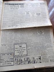 Cumhuriyet Gazetesi - 3 Ekim 1953 - Türk Fransız Dostluğu Ve İttifakı Cumhuriyet Başmakale - Fransız Başbakanı Laniel İle Müzakereler - Cumhurbaşkanı Celal Bayar Fransız Başbakanını Kabul Etti Fotoğraf - Mavi Kuvvetleri Dün Çorluyu İşgal Etti Fotoğraf - Amerika Rusya Paktı Mı - Harika Su Partisi Unvanını Kazanan Florence Chadwick Boğazda Yüzerken Fotoğrafı - Harika Çocuk İdil Biret Fotoğrafı - Necmettin Sadak'ın Cenazesi Dün Törenle Defnedildi Fotoğrafı - Lizbon Cerrahi Kongresi Yazan Ordinaryüs Profesör Doktor Kazım İsmail Gürkan - Beyaz Köşkte Oturanlar Yazan Rikkat Köknar Yazı Dizisi - Kore'deki Tarafsızlar Yazan Ömer Sami Coşar - Esnafın Öğle Tatili Yazan Burhan Felek Köşe Yazısı - Artist Esther Williams'ın Bir Kız Çocuğu Oldu - Fenerbahçe Takımı Bugün İngiltere'ye Gidiyor - İstanbul Ankara Radyosu Programı - Haçlı Seferi Filmi Bugün Saray Ve Tan Sinemasında - Resimli Roman Bolo Paşa Vakası Yazan Pierre Gordeaux - 3 Saatte Kurulan 50 Bin Parçalı Hastane - Steyr Otobüs