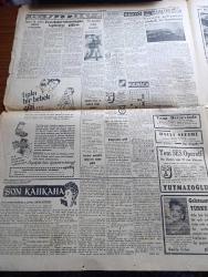 Cumhuriyet Gazetesi - 3 Ekim 1953 - Türk Fransız Dostluğu Ve İttifakı Cumhuriyet Başmakale - Fransız Başbakanı Laniel İle Müzakereler - Cumhurbaşkanı Celal Bayar Fransız Başbakanını Kabul Etti Fotoğraf - Mavi Kuvvetleri Dün Çorluyu İşgal Etti Fotoğraf - Amerika Rusya Paktı Mı - Harika Su Partisi Unvanını Kazanan Florence Chadwick Boğazda Yüzerken Fotoğrafı - Harika Çocuk İdil Biret Fotoğrafı - Necmettin Sadak'ın Cenazesi Dün Törenle Defnedildi Fotoğrafı - Lizbon Cerrahi Kongresi Yazan Ordinaryüs Profesör Doktor Kazım İsmail Gürkan - Beyaz Köşkte Oturanlar Yazan Rikkat Köknar Yazı Dizisi - Kore'deki Tarafsızlar Yazan Ömer Sami Coşar - Esnafın Öğle Tatili Yazan Burhan Felek Köşe Yazısı - Artist Esther Williams'ın Bir Kız Çocuğu Oldu - Fenerbahçe Takımı Bugün İngiltere'ye Gidiyor - İstanbul Ankara Radyosu Programı - Haçlı Seferi Filmi Bugün Saray Ve Tan Sinemasında - Resimli Roman Bolo Paşa Vakası Yazan Pierre Gordeaux - 3 Saatte Kurulan 50 Bin Parçalı Hastane - Steyr Otobüs