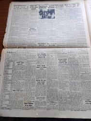 Cumhuriyet Gazetesi - 3 Ekim 1953 - Türk Fransız Dostluğu Ve İttifakı Cumhuriyet Başmakale - Fransız Başbakanı Laniel İle Müzakereler - Cumhurbaşkanı Celal Bayar Fransız Başbakanını Kabul Etti Fotoğraf - Mavi Kuvvetleri Dün Çorluyu İşgal Etti Fotoğraf - Amerika Rusya Paktı Mı - Harika Su Partisi Unvanını Kazanan Florence Chadwick Boğazda Yüzerken Fotoğrafı - Harika Çocuk İdil Biret Fotoğrafı - Necmettin Sadak'ın Cenazesi Dün Törenle Defnedildi Fotoğrafı - Lizbon Cerrahi Kongresi Yazan Ordinaryüs Profesör Doktor Kazım İsmail Gürkan - Beyaz Köşkte Oturanlar Yazan Rikkat Köknar Yazı Dizisi - Kore'deki Tarafsızlar Yazan Ömer Sami Coşar - Esnafın Öğle Tatili Yazan Burhan Felek Köşe Yazısı - Artist Esther Williams'ın Bir Kız Çocuğu Oldu - Fenerbahçe Takımı Bugün İngiltere'ye Gidiyor - İstanbul Ankara Radyosu Programı - Haçlı Seferi Filmi Bugün Saray Ve Tan Sinemasında - Resimli Roman Bolo Paşa Vakası Yazan Pierre Gordeaux - 3 Saatte Kurulan 50 Bin Parçalı Hastane - Steyr Otobüs