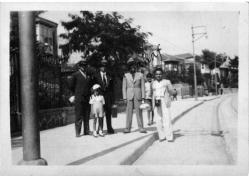 İzmir Karşıyaka Çantalı ve Takım Elbiseli Beyler, 1933