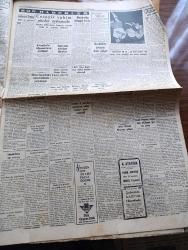 Cumhuriyet Gazetesi - 9 Kasım 1954 - Nasıl Yapsak Yazan Nadir Nadi Başmakale - Ankara'da Yapılacak Askeri Görüşmeler - Amerika Genelkurmay Başkanı Ve Bahriye Nazırı İle Amiral Mountbatten Geliyorlar - Malenkov'un Amerikan Milletine Bir Mesajı - Demokrat Parti Muhtar Seçimini Yüzde 80 Ekseriyetle Kazandı - Rus Avcıları Bir Amerikan Uçağını Düşürdüler - Kanadadan 59 Jet Uçağı Alacağız - 26 Harp Gemisi 100 Bin Dolara Satılıyor - Yarın Büyük Atatürk'ü Kaybettiğimiz Karagün - İstanbul'da 16992 Motorlu Vasıta Var - Şehir Meseleleri Yazan Burhan Felek Köşe Yazısı - Reşid Paşa'nın Heykelinin Dikilmesi İçin Bir Takrir - Artist Silvano Mangano Geliyor - Türkiye Mısır Milli Maçı - 57 Kilo Serbest Güreş Şampiyonu Mustafa Dağıstanlı Askerliğini Bitirdi - Şehir Tiyatrosu Dram Kısmında Beyaz Güvercin - Şen Ses Tiyatrosunda Fındık Kurdu Opereti - Korsanlar Adası Filmi Lale Ve Elhamra Sinemasında - Zoraki Diplomat Yazan Yakup Kadri Karaosmanoğlu Yazı Dizisi - Meşhur Aktör Marlon Brando'nun Sevdiği Kız