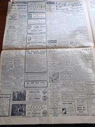 Cumhuriyet Gazetesi - 9 Kasım 1954 - Nasıl Yapsak Yazan Nadir Nadi Başmakale - Ankara'da Yapılacak Askeri Görüşmeler - Amerika Genelkurmay Başkanı Ve Bahriye Nazırı İle Amiral Mountbatten Geliyorlar - Malenkov'un Amerikan Milletine Bir Mesajı - Demokrat Parti Muhtar Seçimini Yüzde 80 Ekseriyetle Kazandı - Rus Avcıları Bir Amerikan Uçağını Düşürdüler - Kanadadan 59 Jet Uçağı Alacağız - 26 Harp Gemisi 100 Bin Dolara Satılıyor - Yarın Büyük Atatürk'ü Kaybettiğimiz Karagün - İstanbul'da 16992 Motorlu Vasıta Var - Şehir Meseleleri Yazan Burhan Felek Köşe Yazısı - Reşid Paşa'nın Heykelinin Dikilmesi İçin Bir Takrir - Artist Silvano Mangano Geliyor - Türkiye Mısır Milli Maçı - 57 Kilo Serbest Güreş Şampiyonu Mustafa Dağıstanlı Askerliğini Bitirdi - Şehir Tiyatrosu Dram Kısmında Beyaz Güvercin - Şen Ses Tiyatrosunda Fındık Kurdu Opereti - Korsanlar Adası Filmi Lale Ve Elhamra Sinemasında - Zoraki Diplomat Yazan Yakup Kadri Karaosmanoğlu Yazı Dizisi - Meşhur Aktör Marlon Brando'nun Sevdiği Kız
