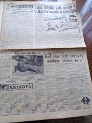 Cumhuriyet Gazetesi - 9 Kasım 1954 - Nasıl Yapsak Yazan Nadir Nadi Başmakale - Ankara'da Yapılacak Askeri Görüşmeler - Amerika Genelkurmay Başkanı Ve Bahriye Nazırı İle Amiral Mountbatten Geliyorlar - Malenkov'un Amerikan Milletine Bir Mesajı - Demokrat Parti Muhtar Seçimini Yüzde 80 Ekseriyetle Kazandı - Rus Avcıları Bir Amerikan Uçağını Düşürdüler - Kanadadan 59 Jet Uçağı Alacağız - 26 Harp Gemisi 100 Bin Dolara Satılıyor - Yarın Büyük Atatürk'ü Kaybettiğimiz Karagün - İstanbul'da 16992 Motorlu Vasıta Var - Şehir Meseleleri Yazan Burhan Felek Köşe Yazısı - Reşid Paşa'nın Heykelinin Dikilmesi İçin Bir Takrir - Artist Silvano Mangano Geliyor - Türkiye Mısır Milli Maçı - 57 Kilo Serbest Güreş Şampiyonu Mustafa Dağıstanlı Askerliğini Bitirdi - Şehir Tiyatrosu Dram Kısmında Beyaz Güvercin - Şen Ses Tiyatrosunda Fındık Kurdu Opereti - Korsanlar Adası Filmi Lale Ve Elhamra Sinemasında - Zoraki Diplomat Yazan Yakup Kadri Karaosmanoğlu Yazı Dizisi - Meşhur Aktör Marlon Brando'nun Sevdiği Kız