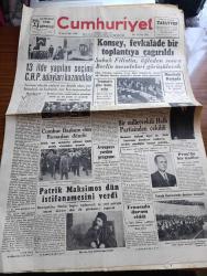 Cumhuriyet Gazetesi - 19 Ekim 1948 - Netice Yazan Nadir Nadi Başmakale - 13 İlde Yapılan Seçimi CHP Adayları Kazandılar - Aydın'da Yapılan Seçimden İki İntiba Fotoğrafı - Güvenlik Konseyi Fevkalade Bir Toplantıya Çağrıldı - Sabah Filistin Öğleden Sonra Berlin Meseleleri Görüşülecek - Truman'a Göre Barış Yolu - Cumhurbaşkanı İsmet İnönü Dün Bursa'dan Döndü Fotoğraf - Amerika Dışişleri Bakanı Marshall Roma'da - Milletvekili Muammer Alakant Halk Partisinden Çekildi - Avrupa'ya Yardım Programı - Patrik Maksimos Dün İstifanamesini Verdi - İsviçre Mektupları Yazan Doktor Kemal Saraçoğlu - Dar Yol Yazan Peride Celal Yazı Dizisi - Hakikatle Karşı Karşıya Yazan Burhan Felek Köşe Yazısı - Dünya Güreş Şampiyonu Yaşar Doğu Vezirköprüde - Esir Kız Sümer Sinemasında - Reşat Nuri Güntekinin Yazdığı Bir Dağ Masalı Turgut Demirağ Tarafından Sinemaya Nakledilmiştir - Philips Radyo - Bugünkü Radyo Programı - Bulmaca - İstanbul Belediyesi Şehir Tiyatroları Dram Kısmında Antonius ve Kleopatra