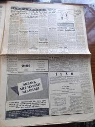 Cumhuriyet Gazetesi - 3 Eylül 1957 - Fevzi Lütfi Karaosmanoğlu Bu İktidar Değişmelidir Dedi - Meclisin Dünkü İçtimai 1 Saat 20 Dakika Sürdü - Yunanistan'ın Ankara Büyükelçisi George Pesmazoğlu Geldi Fotoğraf - Venedik Film Festivali - Dün Afgan Kralı Şerefine Askerî Bir Tatbikat Yapıldı - İstimlak İşlerinde Yolsuzluk İddiaları - Cumhuriyet Venedik Film Festivalinde Röportajı Yapan Selmi Andak - Turist Seyahat Anonim Şirketi Kuruldu - Osmanlı Bankası - Rock And Roll'den Sonra Mahkemeye - Mühürleri Alınan Muhtarlar - Emekli Sandığının Niyetleri Yazan Burhan Felek Köşe Yazısı - Ankara İstanbul Radyosu Programı - Kıbrıs Türklerinin Matem Günü İsmail Beyoğlu'nun Cenazesi - Vefa Ve Beşiktaş Dün Akşam Kampa Girdiler - Dün İstanbul Tenis Şampiyonası Başladı - Karagümrük Beylerbeyi Maçı - Türkiye Romanya Basketbol Maçı Fotoğraf - Piyale Makarna - Selmer Çocuk Bisikletleri
