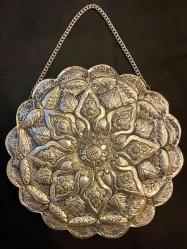 Gümüş, el kakması 900 Ayar duvar aynası. Çapı 17,5 cm.
