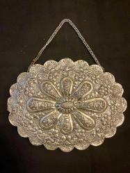 Gümüş, el kakması 900 Ayar duvar aynası. Çapı 21x16 cm.