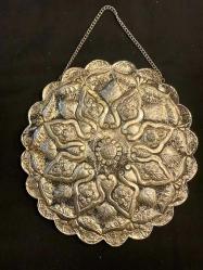 Gümüş, el kakması 900 Ayar duvar aynası. Çapı 15 cm.