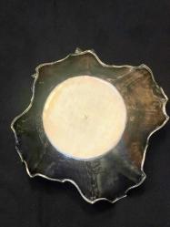 Gümüş, el kakması 900 Ayar meyve tabağı. Osmanlı dönemi.  İmzalı. Çapı 26 cm. Y:9,5 cm. 528gr.