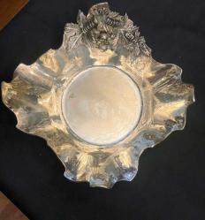 Gümüş, el kakması 900 Ayar meyve tabağı. Osmanlı dönemi.  İmzalı. Çapı 26 cm. Y:9,5 cm. 528gr.