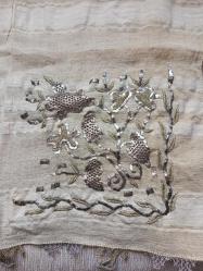 Osmanlı d önemi.Üzerindeki işlemeler 800 ayar gümüş, İki adet yağlık bir adet peşkir.Yağlıklar ve peşkir takım.olarak işlenmiş. Yağlık ların  45*45*20 cm  peşkir 100*45*20 cm  Nadir bir takım