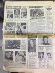 HAFTA SONU GAZETESİ, 29 MAYIS 1969 - SELDA ALKOR ADANA'DA HADİSELERE SEBEP OLDU - LİLİ İVANOVA GECEDE 12 BİN LİRA ALACAK - NİLÜFER AYDAN 3. EVLİLİĞİ - TÜRKAN ŞORAY, RÜÇHAN ADLI İLE 15 GÜNDÜR AYRI YAŞIYOR - AJDA PEKKAN 3 YIL SONRA AYHAN IŞIK'LA FİLM ÇEVİRİYOR - ZEKİ MÜREN KÖŞESİ - DUBLAJ REZALETİ - ROGER VADİM - ÖMER ŞERİF TÜRKİYE'NİN ALEYHİNE FİLM ÇEVİRİYOR - ALAIN DELON'UN YENİ AŞKI MIREILLE DARC - AYHAN IŞIK ''RİYA ve YALANDAN HİÇ HOŞLANMAM'' DİYOR - TEOMAN ALPAY MAHKEMEYE VERİLDİ - SEVGİ ENGİN - AYLA GÜRSES, FİLİZ SEYHAN, MUALLA GÖKÇAY - ZÜMRÜT BULGARİSTAN'DA - SEZEN CUMHUR ÖNAL BİR YILDA 85 ADET ŞARKI SÖZÜ YAZDI - CLIFF RICHARD - SERKEŞ ARTİSTLERE POLİS DAVA AÇTI - EMEL SAYIN - SAFİYE AYLA - MİNE MUTLU - TANJU OKAN - FATMA GİRİK - SANATÇILARDA ŞİMDİ DE KÖPEK MERAKI BAŞLADI - CELAL ŞAHİN - GÜLGÜN ERDEM - FERİDUN ÇÖLGEÇEN ADANALI GENÇ BİR DULLA EVLENECEK  - 8 SAYFA