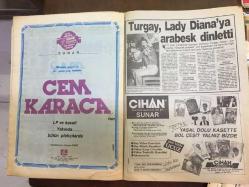 SABAH GAZETESİ ALTIN KASET DERGİ EKİ, 1987 - AJDA PEKKAN SAHNEYİ HİÇ SEVMEMİŞ - BÜLENT ERSOY'UN ERKEKLİK GÜNLERİ - FERDİ TAYFUR BANU ALKAN'A GICIK KAPMIŞ - BELÇİKALI MANKEN COŞKUN SABAH'I DAĞITTI - DOLLY DOTTS - NURDAN TORUN - İLHAN İREM, TV'YE KÜPEYLE ÇIKMANIN YOLUNU BULDU - NÜKHET DURU, BELKIS AKKALE, PATRONU SİBEL CAN'A FUAR İZNİ VERMEDİ - NECLA NAZIR, SEZEN AKSU - YILDIRIM GÜRSES, MIRELLE MATHIEU - BOY GEORGE - ŞARKICI NİLÜFER - FERDİ ÖZBEĞEN ALBÜM REKLAMI - NERİMAN ''ÖP BENİ'' ALBÜMÜ - TÜDANYA - CEM KARACA ALBÜM REKLAMI - TURGAY GÖÇEN, LADY DIANA'YA ARABESK DİNLETTİ - HALİL TAŞKIN ''NEDEN'' ALBÜM REKLAMI - SİBEL EGEMEN - DOĞAN CANKU, ALİ AŞKIN ALBÜM REKLAMI - NALAN ALTINÖRS - ESEN PLAK ALBÜM REKLAMLARI - BÜLENT ERSOY ÇOK GÜÇLÜ BİR ERKEKTİ - 16 SAYFA