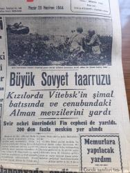 Cumhuriyet Gazetesi - 25 Haziran 1944 - Sovyetlerin Yaz Taarruzu Nadir Nadi Başmakale - Cherbourg Kalesini 1000 Top Dövüyor - Müttefiklere Göre Harp Tebliği - Almanlara Göre Harp Tebliği - Cherbourg Limanını Ve Tahkimatını Gösterir Harita - Büyük Sovyet Taarruzu - Şark Cephesinde Sovyetler Tarafından Tahrip Edilen Bir Alman Tankı Fotoğrafı - Askeri Vaziyet Yazan Emekli General H. Emir Erkilet Yazı Dizisi - Yaman Hırsız Muzaffer Aydın Yakalandı - Başvekil Şükrü Saracoğlu Yüksek Okullar Talebe Kampını Ziyaret Etti - Gizli Alman Silahları - Pilotsuz Uçaklara Misilleme Silahı Adı Verildi - Cemal Nadir Karikatür - Çeşitli Hatıralar Yazan İsmail Habib Sevük - Haftanın Şakaları Yazan Burhan Felek - Jean Jacques Rousseau ve Emil Yazan Profesör M. Şekip Tunç - Taksim Belediye Gazinosunda Yeni Bir Revü Başladı - Bugün Yapılacak Mühim Güreş Maçı - Sokaktan Gelen Kadın Yazan Esat Mahmut Karakurt Yazı Dizisi - Müzeyyen Senar Işıl Ve Münir Nurettin Selçuk İçkisiz Saz Salonunda