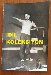 SİNEMA, DİZİ ve TİYATRO SANATÇISI ALEV ORALOĞLU'NUN ORİJİNAL FOTOĞRAFI - 18 x 12 cm EBADINDA - ALEV ORALOĞLU SAHNEDE PROVA YAPARKEN