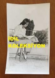 SİNEMA, DİZİ ve TİYATRO SANATÇISI ALEV ORALOĞLU'NUN ORİJİNAL FOTOĞRAFI - 18 x 12 cm EBADINDA - ALEV ORALOĞLU BALKONDA SENARYO OKURKEN ÇEKİLMİŞ NET KALİTEDE GÜZEL BİR FOTOĞRAF