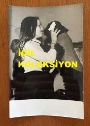 SİNEMA, DİZİ ve TİYATRO SANATÇISI ALEV ORALOĞLU'NUN ORİJİNAL FOTOĞRAFI - 18 x 12 cm EBADINDA - ALEV ORALOĞLU SİYAH KÖPEĞİNİ SEVERKEN