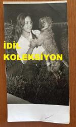 SİNEMA, DİZİ ve TİYATRO SANATÇISI ALEV ORALOĞLU'NUN ORİJİNAL FOTOĞRAFI - 22 x 11 cm EBADINDA - ALEV ORALOĞLU AKŞAM ÇİMLERİN İÇİNDE KÖPEĞİYLE MUTLU ŞEKİLDE OYNARKEN ÇEKİLMİŞ ÇOK ÖZEL BİR KARE