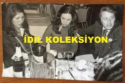 SİNEMA, DİZİ ve TİYATRO SANATÇISI ALEV ORALOĞLU'NUN ORİJİNAL FOTOĞRAFI - 18 x 12 cm EBADINDA - ALEV ORALOĞLU YETİŞKİN BİR KIZ OLMAYA BAŞLADIĞINDA BİR AKŞAM ABİSİ AKIN ve YENGESİ SEMA İLE RESTORANDA AKŞAM YEMEĞİ YERKEN ÇEKİLMİŞ BİR HATIRA FOTOĞRAFI, 1960'LARDAN BİR FOTOĞRAF