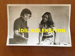 SİNEMA, DİZİ ve TİYATRO SANATÇISI ALEV ORALOĞLU'NUN ORİJİNAL AJANS BASIMI 2'Lİ FOTOĞRAF SETİ - 18 x 12 cm EBADINDA - ALEV ORALOĞLU ve KENDİSİNE SENARYOYU ANLATAN METİN ERKSAN AYNI KAREDELER. AYRICA, ALEV ORALOĞLU SANDALYEDE DİNLERLKEN ÇEKİLMİŞ BİR KARE