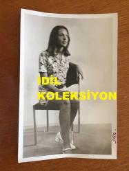 SİNEMA, DİZİ ve TİYATRO SANATÇISI ALEV ORALOĞLU'NUN ORİJİNAL AJANS BASIMI 2'Lİ FOTOĞRAF SETİ - 18 x 12 cm EBADINDA - ALEV ORALOĞLU ve KENDİSİNE SENARYOYU ANLATAN METİN ERKSAN AYNI KAREDELER. AYRICA, ALEV ORALOĞLU SANDALYEDE DİNLERLKEN ÇEKİLMİŞ BİR KARE