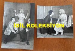 SİNEMA, DİZİ ve TİYATRO SANATÇISI ALEV ORALOĞLU'NUN ORİJİNAL 2'Lİ FOTOĞRAF SETİ - 18 x 12 cm ve 13 x 12 cm EBADINDA - ALEV ORALOĞLU, MELİH LAÇİNKAYA ve ERGUN ÖZCAN TİYATRO SAHNESİNDE OYUNLARINI SERGİLERKEN