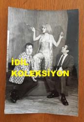 SİNEMA, DİZİ ve TİYATRO SANATÇISI ALEV ORALOĞLU'NUN ORİJİNAL 2'Lİ FOTOĞRAF SETİ - 18 x 12 cm ve 13 x 12 cm EBADINDA - ALEV ORALOĞLU, MELİH LAÇİNKAYA ve ERGUN ÖZCAN TİYATRO SAHNESİNDE OYUNLARINI SERGİLERKEN
