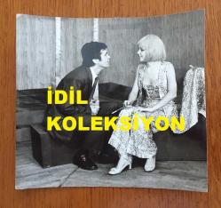 SİNEMA, DİZİ ve TİYATRO SANATÇISI ALEV ORALOĞLU'NUN ORİJİNAL 2'Lİ FOTOĞRAF SETİ - 18 x 12 cm ve 13 x 12 cm EBADINDA - ALEV ORALOĞLU, MELİH LAÇİNKAYA ve ERGUN ÖZCAN TİYATRO SAHNESİNDE OYUNLARINI SERGİLERKEN