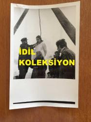 SİNEMA, DİZİ ve TİYATRO SANATÇISI ALEV ORALOĞLU'NUN AJANS BASIMI ORİJİNAL 4'LÜ FOTOĞRAF SETİ - 18 x 12 cm EBADINDA - ALEV ORALOĞLU, ''BİR KADIN TUZAĞI (1971)'' ADLI FİLMİN ÇEKİMLERİNDE ASILARAK İDAM EDİLME SAHNESİ ve DİĞER BAZI SAHNELERDE KAMERA KARŞISINDA. FOTOĞRAFLARDAN İKİSİ 6'LI KÜÇÜK KARELER HALİNDEDİR