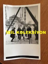 SİNEMA, DİZİ ve TİYATRO SANATÇISI ALEV ORALOĞLU'NUN AJANS BASIMI ORİJİNAL 4'LÜ FOTOĞRAF SETİ - 18 x 12 cm EBADINDA - ALEV ORALOĞLU, ''BİR KADIN TUZAĞI (1971)'' ADLI FİLMİN ÇEKİMLERİNDE ASILARAK İDAM EDİLME SAHNESİ ve DİĞER BAZI SAHNELERDE KAMERA KARŞISINDA. FOTOĞRAFLARDAN İKİSİ 6'LI KÜÇÜK KARELER HALİNDEDİR