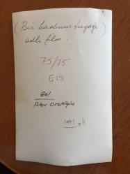 SİNEMA, DİZİ ve TİYATRO SANATÇISI ALEV ORALOĞLU'NUN AJANS BASIMI ORİJİNAL 4'LÜ FOTOĞRAF SETİ - 18 x 12 cm EBADINDA - ALEV ORALOĞLU, ''BİR KADIN TUZAĞI (1971)'' ADLI FİLMİN ÇEKİMLERİNDE ASILARAK İDAM EDİLME SAHNESİ ve DİĞER BAZI SAHNELERDE KAMERA KARŞISINDA. FOTOĞRAFLARDAN İKİSİ 6'LI KÜÇÜK KARELER HALİNDEDİR