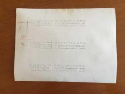 TÜLAY GERMAN'IN ORİJİNAL BÜYÜK BOY FOTOĞRAFI - 27 x 20 cm EBADINDA (AÇIKLAMAYI OKUYUNUZ) - TÜLAY GERMAN STÜDYODA OTURUP BEKLERKEN ÇEKİLMİŞ BİR KARE, STÜDYODAKİ EKİP ARKADAŞLARI ve PLAKLAR AYNI KAREDE