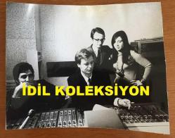 TÜLAY GERMAN'IN ORİJİNAL BÜYÜK BOY FOTOĞRAFI - 24 x 20 cm EBADINDA (AÇIKLAMAYI OKUYUNUZ) - TÜLAY GERMAN STÜDYODA KAYIT YAPARKEN EKİP ARKADAŞLARIYLA ÇEKİLMİŞ BİR KARE