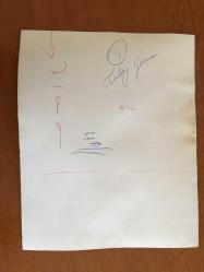 TÜLAY GERMAN'IN ORİJİNAL BÜYÜK BOY FOTOĞRAFI - 24 x 20 cm EBADINDA (AÇIKLAMAYI OKUYUNUZ) - TÜLAY GERMAN STÜDYODA KAYIT YAPARKEN EKİP ARKADAŞLARIYLA ÇEKİLMİŞ BİR KARE