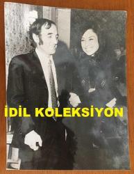 TÜLAY GERMAN'IN ve CHARLES AZNAVOUR'UN ORİJİNAL BÜYÜK BOY FOTOĞRAFI - 23 x 18 cm EBADINDA (AÇIKLAMAYI OKUYUNUZ) - TÜLAY GERMAN ve CHARLES AZNAVOUR BİR PARTİDE SOHBET EDERLERKEN ÇEKİLMİŞ ÇOK ÖZEL BİR KARE, 28 EYLÜL 1979