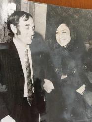 TÜLAY GERMAN'IN ve CHARLES AZNAVOUR'UN ORİJİNAL BÜYÜK BOY FOTOĞRAFI - 23 x 18 cm EBADINDA (AÇIKLAMAYI OKUYUNUZ) - TÜLAY GERMAN ve CHARLES AZNAVOUR BİR PARTİDE SOHBET EDERLERKEN ÇEKİLMİŞ ÇOK ÖZEL BİR KARE, 28 EYLÜL 1979