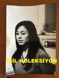 TÜLAY GERMAN'IN ORİJİNAL BÜYÜK BOY 5'Lİ FOTOĞRAF SETİ - 27 x 20 cm EBADINDA (AÇIKLAMAYI OKUYUNUZ) - TÜLAY GERMAN STÜDYODA KAYIT YAPARKEN ve DAHA SONRASINDA AYNI KAZAĞIYLA KADRAJA POZ VERİRKEN ÇEKİLMİŞ F FARKLI KARE