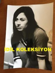 TÜLAY GERMAN'IN ORİJİNAL BÜYÜK BOY 5'Lİ FOTOĞRAF SETİ - 27 x 20 cm EBADINDA (AÇIKLAMAYI OKUYUNUZ) - TÜLAY GERMAN STÜDYODA KAYIT YAPARKEN ve DAHA SONRASINDA AYNI KAZAĞIYLA KADRAJA POZ VERİRKEN ÇEKİLMİŞ F FARKLI KARE