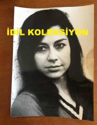 TÜLAY GERMAN'IN ORİJİNAL BÜYÜK BOY 5'Lİ FOTOĞRAF SETİ - 27 x 20 cm EBADINDA (AÇIKLAMAYI OKUYUNUZ) - TÜLAY GERMAN STÜDYODA KAYIT YAPARKEN ve DAHA SONRASINDA AYNI KAZAĞIYLA KADRAJA POZ VERİRKEN ÇEKİLMİŞ F FARKLI KARE