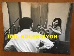 TÜLAY GERMAN'IN ORİJİNAL BÜYÜK BOY 5'Lİ FOTOĞRAF SETİ - 27 x 20 cm EBADINDA (AÇIKLAMAYI OKUYUNUZ) - TÜLAY GERMAN STÜDYODA KAYIT YAPARKEN ve DAHA SONRASINDA AYNI KAZAĞIYLA KADRAJA POZ VERİRKEN ÇEKİLMİŞ F FARKLI KARE