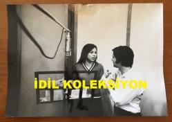 TÜLAY GERMAN'IN ORİJİNAL BÜYÜK BOY 5'Lİ FOTOĞRAF SETİ - 27 x 20 cm EBADINDA (AÇIKLAMAYI OKUYUNUZ) - TÜLAY GERMAN STÜDYODA KAYIT YAPARKEN ve DAHA SONRASINDA AYNI KAZAĞIYLA KADRAJA POZ VERİRKEN ÇEKİLMİŞ F FARKLI KARE