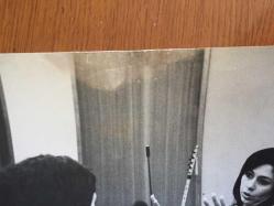 TÜLAY GERMAN'IN ORİJİNAL BÜYÜK BOY 5'Lİ FOTOĞRAF SETİ - 27 x 20 cm EBADINDA (AÇIKLAMAYI OKUYUNUZ) - TÜLAY GERMAN STÜDYODA KAYIT YAPARKEN ve DAHA SONRASINDA AYNI KAZAĞIYLA KADRAJA POZ VERİRKEN ÇEKİLMİŞ F FARKLI KARE