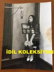 TÜLAY GERMAN'IN ORİJİNAL BÜYÜK BOY FOTOĞRAFI - 27 x 20 cm EBADINDA (AÇIKLAMAYI OKUYUNUZ) - TÜLAY GERMAN STÜDYODA MİKROFON BAŞINDA ŞARKI OKURKEN ÇEKİLMİŞ BİR KARE