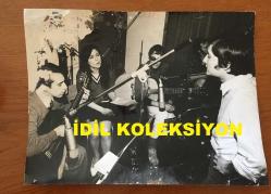 TÜLAY GERMAN'IN ORİJİNAL BÜYÜK BOY FOTOĞRAFI - 27 x 20 cm EBADINDA (AÇIKLAMAYI OKUYUNUZ) - TÜLAY GERMAN STÜDYODA EKİP ARKADAŞLARIYLA ŞARKI KAYDI YAPARKEN ÇEKİLMİŞ BİR KARE (AÇIKLAMAYA DİKKAT!)