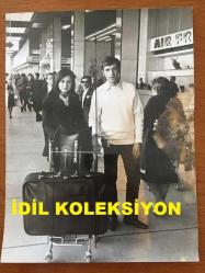 TÜLAY GERMAN'IN ORİJİNAL BÜYÜK BOY FOTOĞRAFI - 24 x 18 cm EBADINDA (AÇIKLAMAYI OKUYUNUZ) - TÜLAY GERMAN'IN 1966 YILINDA PLAK DOLDURMAK İÇİN FRANSA'YA GİDİŞİ SÜRECİNDE HAVA LİMANINDA VALİZLERİNİ TAŞIRKEN ÇEKİLMİŞ BİR FOTOĞRAFI