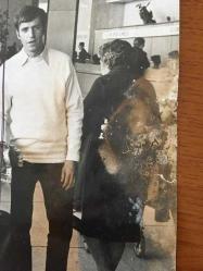 TÜLAY GERMAN'IN ORİJİNAL BÜYÜK BOY FOTOĞRAFI - 24 x 18 cm EBADINDA (AÇIKLAMAYI OKUYUNUZ) - TÜLAY GERMAN'IN 1966 YILINDA PLAK DOLDURMAK İÇİN FRANSA'YA GİDİŞİ SÜRECİNDE HAVA LİMANINDA VALİZLERİNİ TAŞIRKEN ÇEKİLMİŞ BİR FOTOĞRAFI