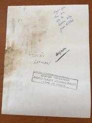 TÜLAY GERMAN'IN ORİJİNAL BÜYÜK BOY FOTOĞRAFI - 24 x 18 cm EBADINDA (AÇIKLAMAYI OKUYUNUZ) - TÜLAY GERMAN'IN 1966 YILINDA PLAK DOLDURMAK İÇİN FRANSA'YA GİDİŞİ SÜRECİNDE HAVA LİMANINDA VALİZLERİNİ TAŞIRKEN ÇEKİLMİŞ BİR FOTOĞRAFI
