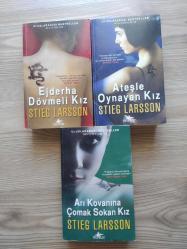 STİEG LARSSON KİTAPLARI - MİLLENNİUM SERİSİ - MİLLENNİUM SERİSİ 1 EJDERHA DÖVMELİ KIZ-MİLLENNİUM SERİSİ 2 ATEŞLE OYNAYAN KIZ-MİLLENNİUM SERİSİ 3 ARI KOVANINA ÇOMAK SOKAN KIZ ( 3 KİTAP )