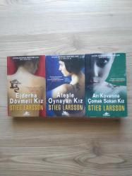 STİEG LARSSON KİTAPLARI - MİLLENNİUM SERİSİ - MİLLENNİUM SERİSİ 1 EJDERHA DÖVMELİ KIZ-MİLLENNİUM SERİSİ 2 ATEŞLE OYNAYAN KIZ-MİLLENNİUM SERİSİ 3 ARI KOVANINA ÇOMAK SOKAN KIZ ( 3 KİTAP )